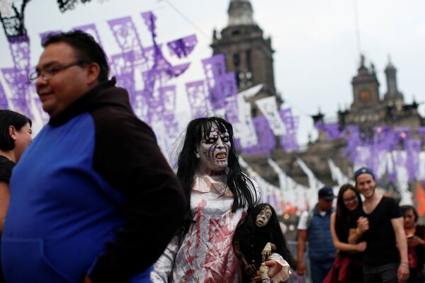 Жительница Мехико в маскарадном костюме, одетая как зомби, в городском районе Зокало отмечает Хэллоуин - Sputnik Молдова