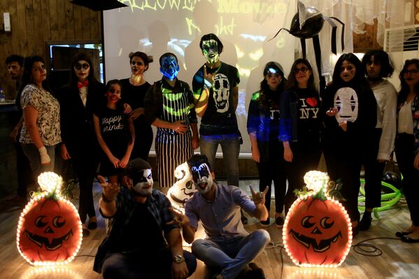 Молодежная вечеринка в маскарадных костюмах на празднике Хэллоуин в кафе Аль-Файсалия в Багдаде, Ирак - Sputnik Молдова