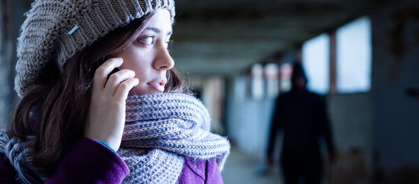 Испуганная девушка говорит по телефону - Sputnik Молдова