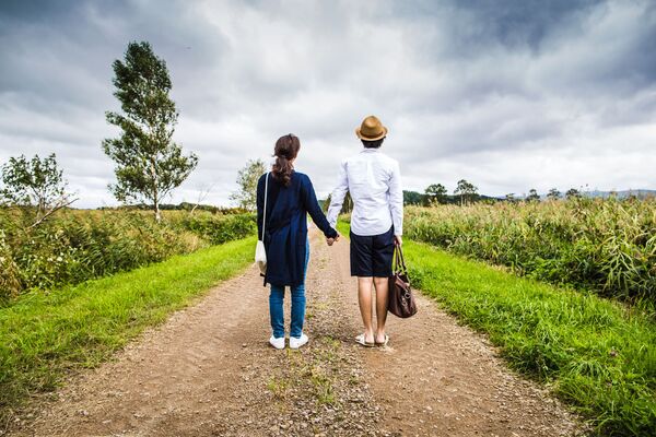 Молодая пара на дороге - Sputnik Молдова