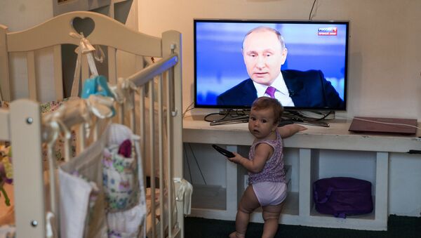 Ребенок во время трансляции Прямой линии с Владимиром Путиным в Омске - Sputnik Moldova