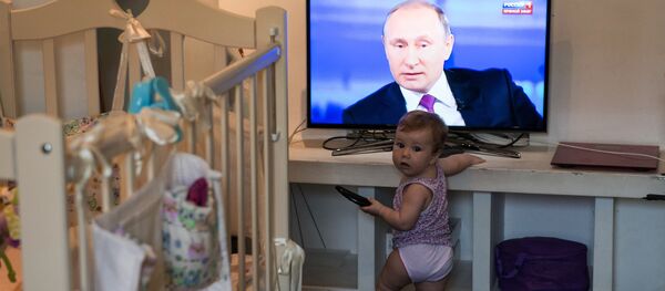 Ребенок во время трансляции Прямой линии с Владимиром Путиным в Омске - Sputnik Moldova