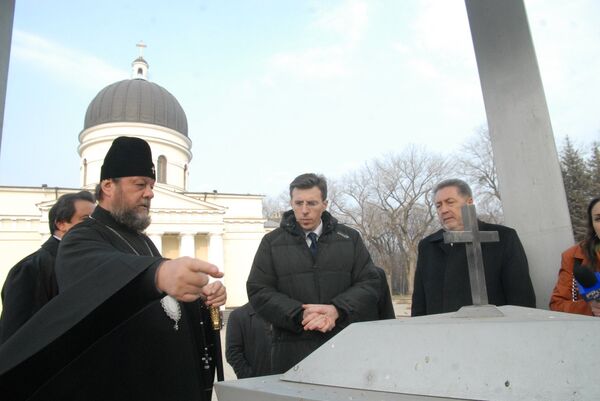 Mitropolitul Vladimir și primarul Dorin Chirtoacă discută proiectul Casei Parohiale, anul 2012 Mitropolitul Vladimir și primarul Dorin Chirtoacă discută proiectul Casei Parohiale, anul 2012 - Sputnik Moldova