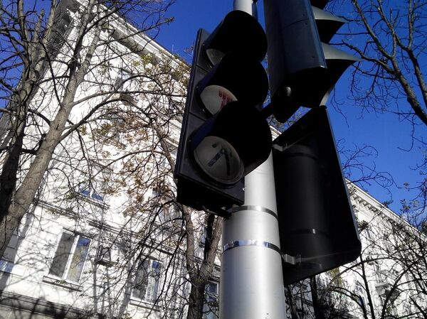 Светофор на перекрестке у здания мэрии Кишинева - Sputnik Молдова