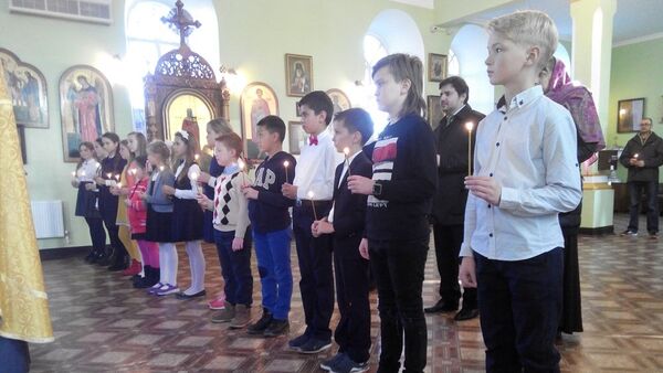 Воспитанники воскресной школы при храме св. Владимира в Кишиневе во время совершения молебна - Sputnik Moldova