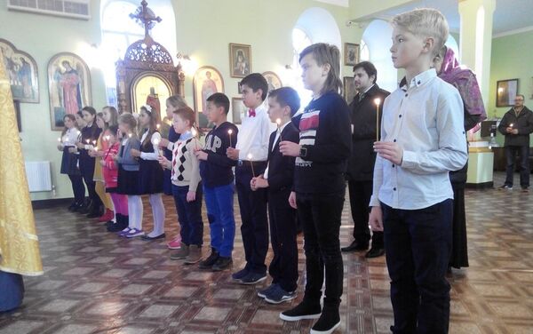 Воспитанники воскресной школы при храме св. Владимира в Кишиневе во время совершения молебна - Sputnik Молдова