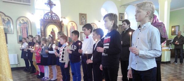 Воспитанники воскресной школы при храме св. Владимира в Кишиневе во время совершения молебна - Sputnik Moldova