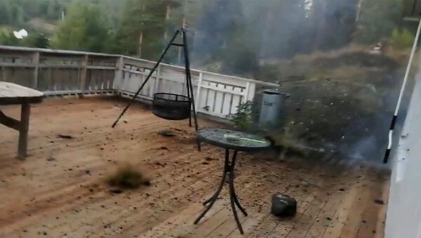 Житель Норвегии снял на видео момент, как молния ударила в террасу на заднем дворике дома - Sputnik Moldova