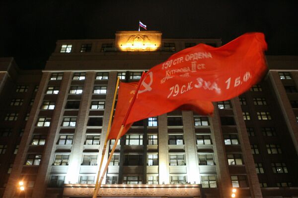 На Охотном ряду во время митинга КПРФ в честь 90-й годовщины Октября. - Sputnik Молдова