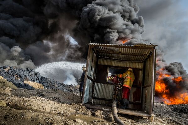 Снимок Qayyarah burning oil fields фотографа Alessandro Rota, вошедший в шорт-лист конкурса Environmental Photographer of the Year 2017 - Sputnik Молдова