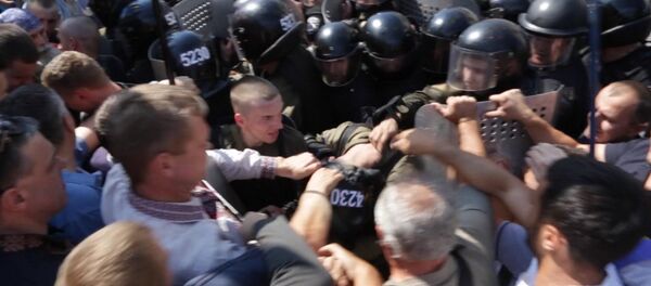 Протестующие у Рады в Киеве валили на землю силовиков и срывали с них каски Протестующие у Рады в Киеве валили на землю силовиков и срывали с них каски - Sputnik Молдова