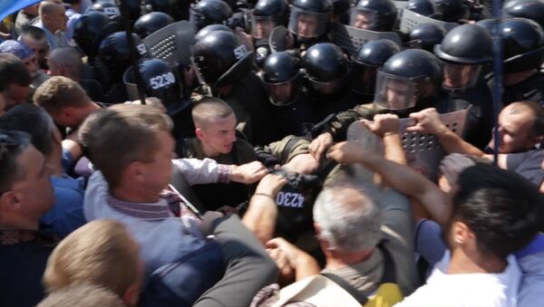 Протестующие у Рады в Киеве валили на землю силовиков и срывали с них каски - Sputnik Молдова