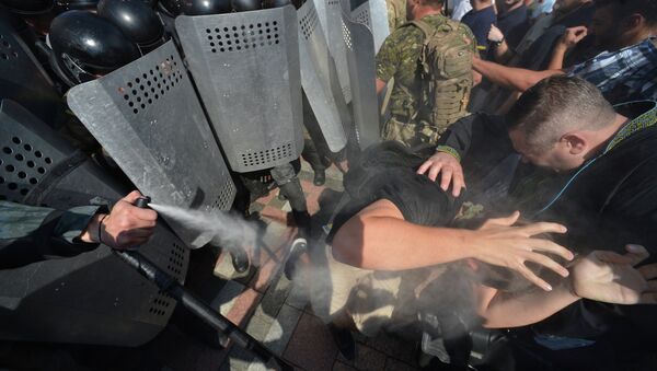 Участники протестных акций у здания Верховной рады в Киеве во время столкновений с сотрудниками правоохранительных органов - Sputnik Молдова