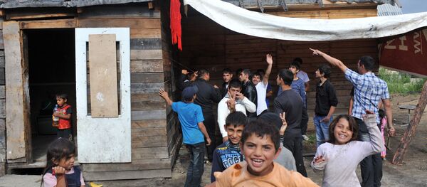 Цыгане, живущие в таборе на окраине строящегося Заречного микрорайона Тюмени. - Sputnik Moldova-România