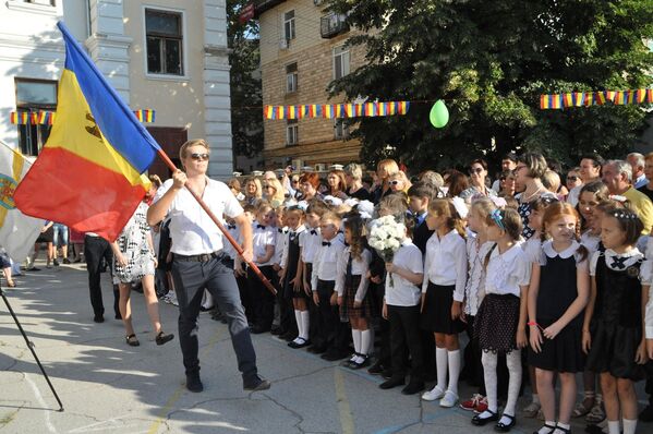 Кишинев, лиецисты 1 сентября, школьники, школьная линейка - Sputnik Молдова