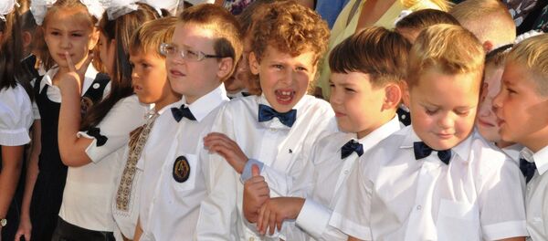 35 тысяч детей пошли  1 сентября в первый класс в Молдове, лицеисты Кишинев - Sputnik Молдова