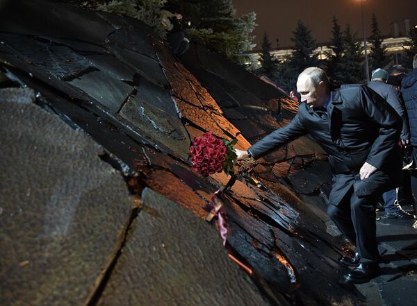 Президент РФ Владимир Путин на церемонии открытия мемориала Стена скорби в Москве - Sputnik Молдова
