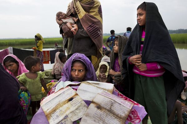 Женщина-рохинджа, бегущая из Мьянмы в Бангладеш, сушит свои документы на границе - Sputnik Молдова