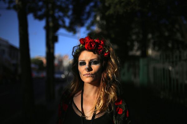Женщина в костюме и макияже на Хэллоуин в пригороде Сиднея в Австралии - Sputnik Молдова
