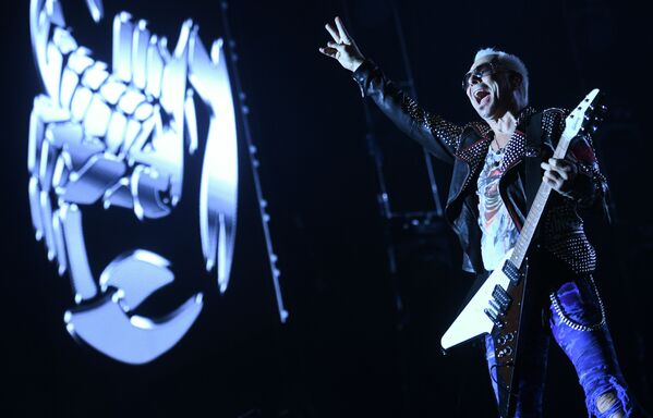 Гитарист группы Scorpions Рудольф Шенкер выступает на концерте в Спорткомплексе Олимпийский в Москве - Sputnik Молдова