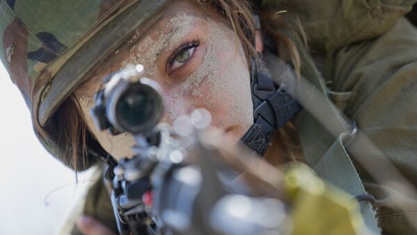An Israeli female soldier from the mixed-gender Bardalas battalion takes part in a training at a military camp near the northern Israeli city of Yoqne'am Illit on September 13, 2016 - Sputnik Moldova