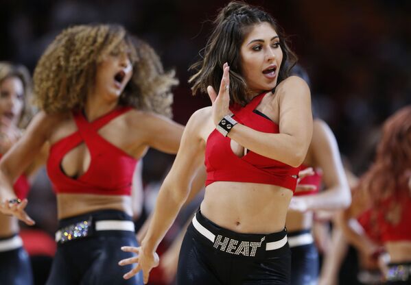 Tinere din grupul de susținere a echipei de baschet „Miami Heat”,  dansând în timpul pauzei meciului dintre echipele „Miami Heat” și „Chicago Bulls” - Sputnik Moldova