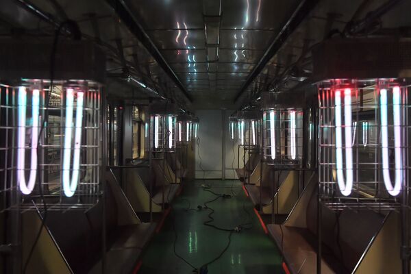 Lămpi cu cuarț dezinfectează vagoanele în depoul electric „Kalujskoe” al metroului din Moscova - Sputnik Moldova