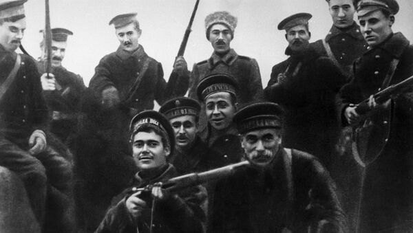 участники штурма Зимнего дворца в Петрограде - Sputnik Молдова