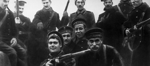 участники штурма Зимнего дворца в Петрограде - Sputnik Молдова