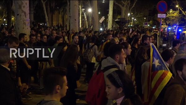 Сотни протестующих вышли на митинг в поддержку арестованных каталонских министров, скриншот - Sputnik Молдова