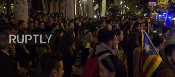Сотни протестующих вышли на митинг в поддержку арестованных каталонских министров, скриншот - Sputnik Молдова