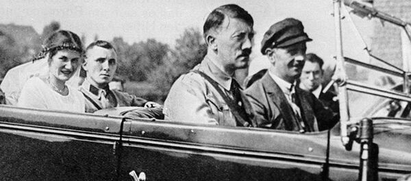 Глава Национал-социалистской партии Германии Адольф Гитлер (в центре) с соратником по партии Мартином Борманом (сзади) и его невестой - Sputnik Moldova-România