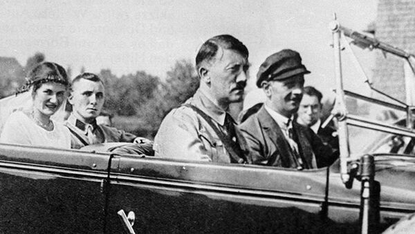 Глава Национал-социалистской партии Германии Адольф Гитлер (в центре) с соратником по партии Мартином Борманом (сзади) и его невестой - Sputnik Moldova-România