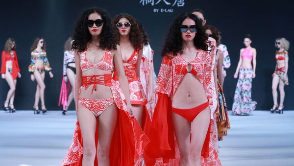 Modele demonstrând colecția E. Lau la Săptămâna Modei Chineze de la Beijing - Sputnik Moldova-România