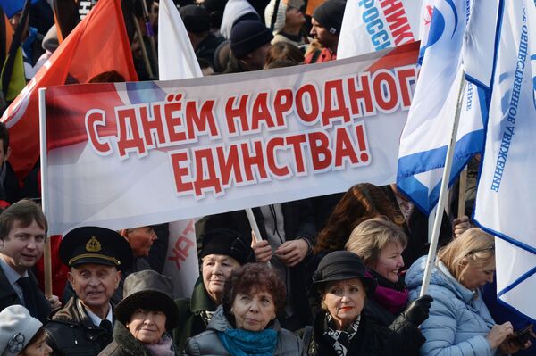 Участники митинга-концерта в честь Дня народного единства на Корабельной набережной во Владивостоке - Sputnik Молдова