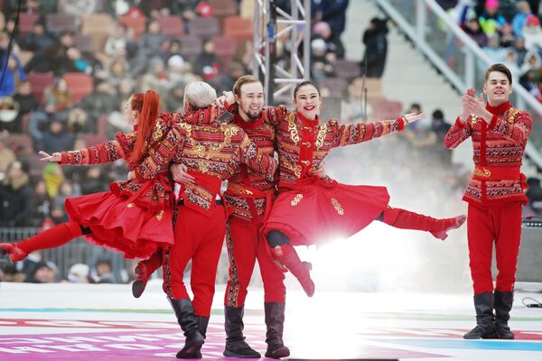 Артисты выступают на сцене во время митинга-концерта Россия объединяет! в Москве - Sputnik Молдова