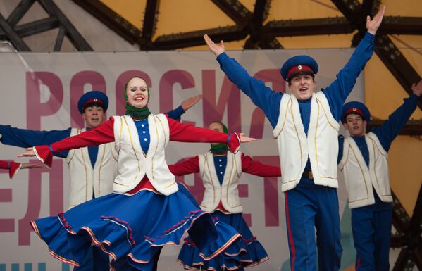 Выступление артистов на Ново-Соборной площади Томска во время празднования Дня народного единства - Sputnik Молдова