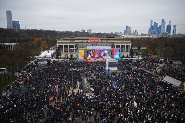 Посетители перед началом митинг-концерта Россия объединяет! на территории спортивного комплекса Лужники в Москве - Sputnik Молдова