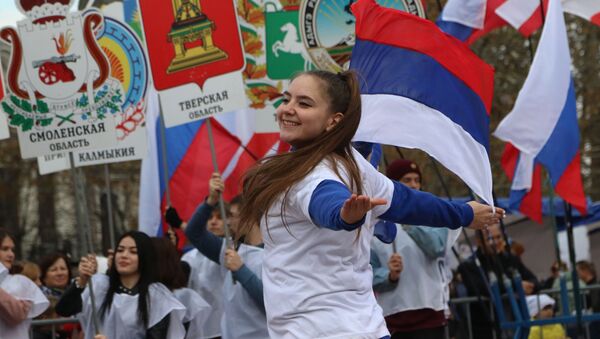 Участникитеатральной постановки с выносом 85 гербов субъектов России на праздновании Дня народного единства в Симферополе - Sputnik Молдова