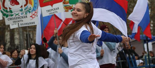 Участникитеатральной постановки с выносом 85 гербов субъектов России на праздновании Дня народного единства в Симферополе Участникитеатральной постановки с выносом 85 гербов субъектов России на праздновании Дня народного единства в Симферополе - Sputnik Молдова