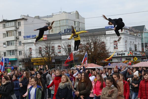 Жители Симферополя во время празднования Дня народного единства - Sputnik Молдова