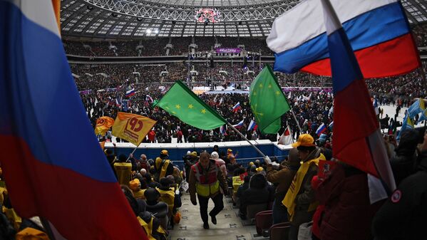 Зрители на митинг-концерте Россия объединяет! на большой спортивной арене Лужники в Москве - Sputnik Молдова