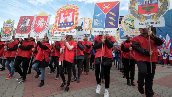 Участники театральной постановки с выносом 85 гербов субъектов России на праздновании Дня народного единства в Симферополе - Sputnik Moldova-România