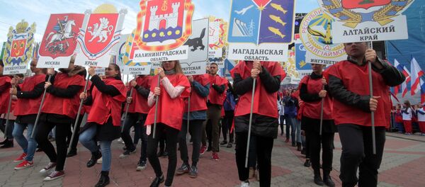 Участники театральной постановки с выносом 85 гербов субъектов России на праздновании Дня народного единства в Симферополе - Sputnik Moldova-România