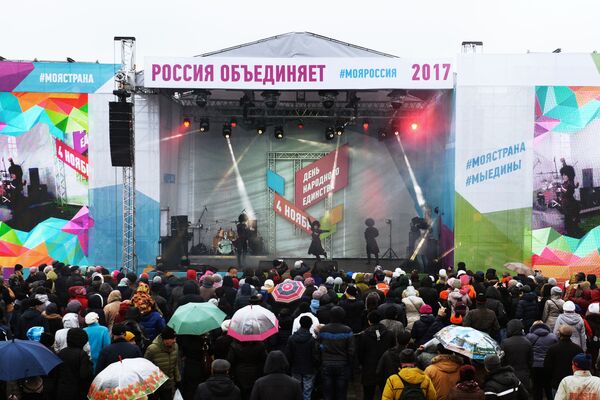 Артисты выступают на праздновании Дня народного единства на площади имени Ленина в Новосибирске - Sputnik Молдова