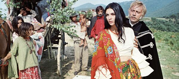 Актриса Светлана Тома в фильме Эмиля Лотяну Табор уходит в небо - Sputnik Moldova