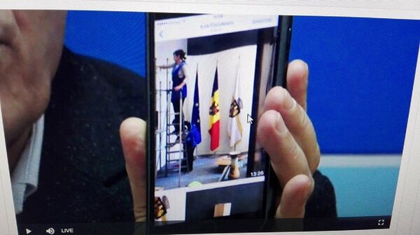 Mihai Ghimpu a demonstrat imagini cu lucrările de eliberare a biroului în care a stat la primărie Dorin Chirtoacă Mihai Ghimpu a demonstrat imagini cu lucrările de eliberare a biroului în care a stat la primărie Dorin Chirtoacă - Sputnik Moldova