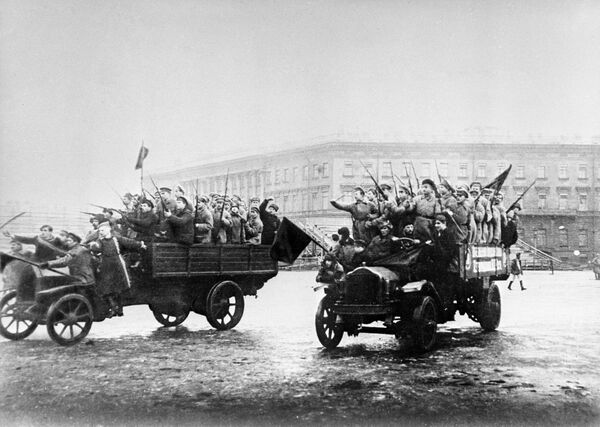 Detașamente de soldați și marinari înarmați se îndreaptă spre Palatul de Iarnă. Octombrie 1917, Petrograd - Sputnik Moldova