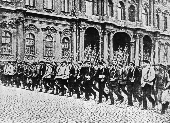 Detașament al Armatei Roșii pe străzile din Petrograd, 1917 - Sputnik Moldova