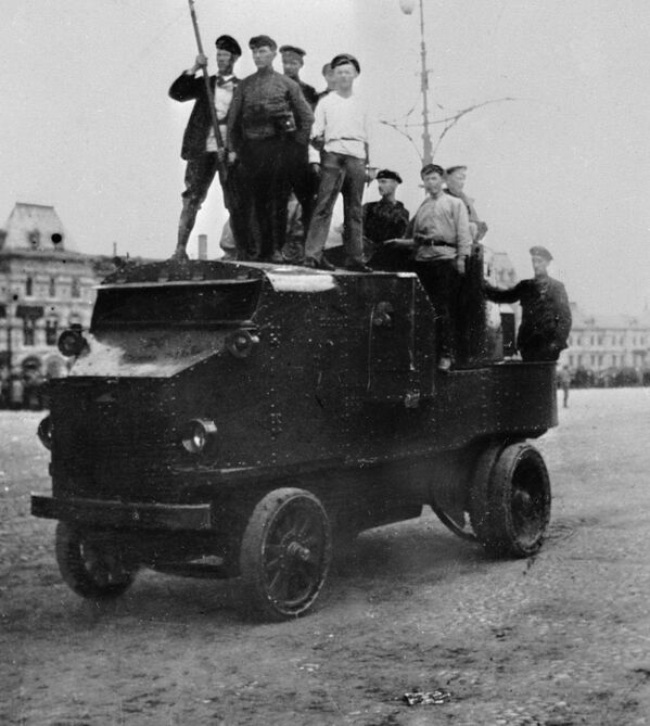Evenimente revoluționare la Moscova. Muncitori pe mașină blindată. Piața Roșie, 1917 - Sputnik Moldova
